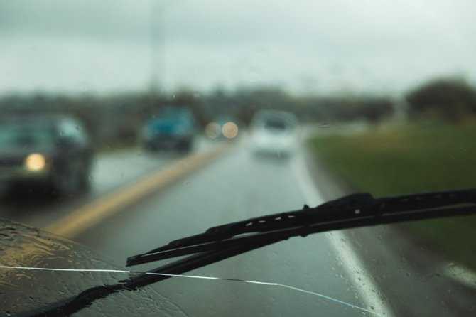 How To Stop Cracks From Spreading In Side Glass